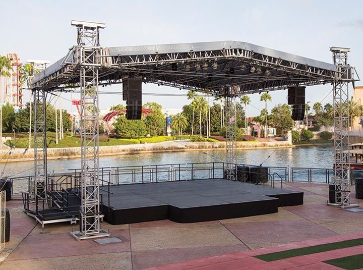 Palco com estrutura de treliças em Ground Support e sistema de som suspenso