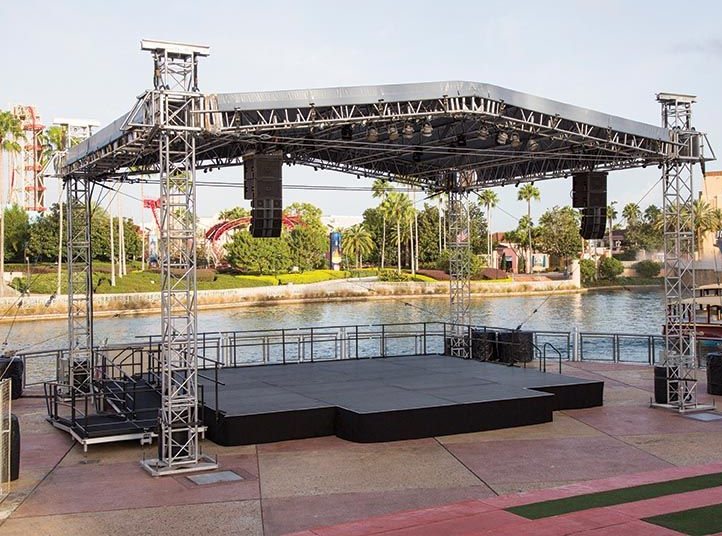 Palco com estrutura de treliças em Ground Support e sistema de som suspenso
