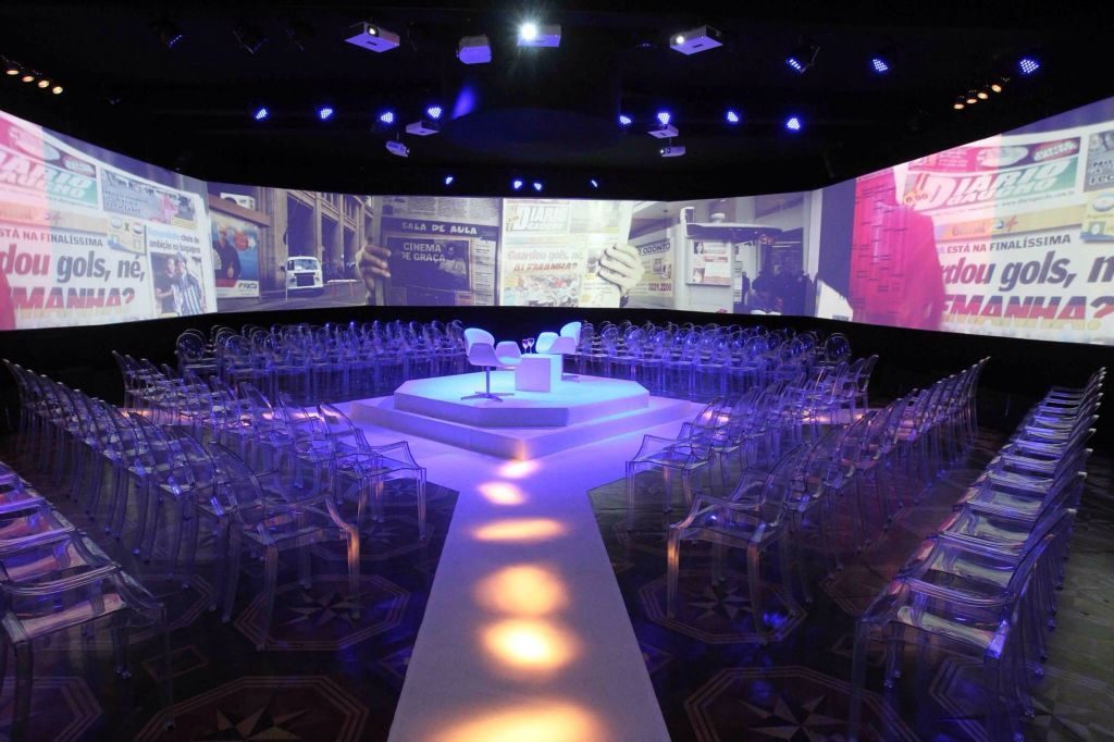 Ambiente imersivo com telas panorâmicas e palco central