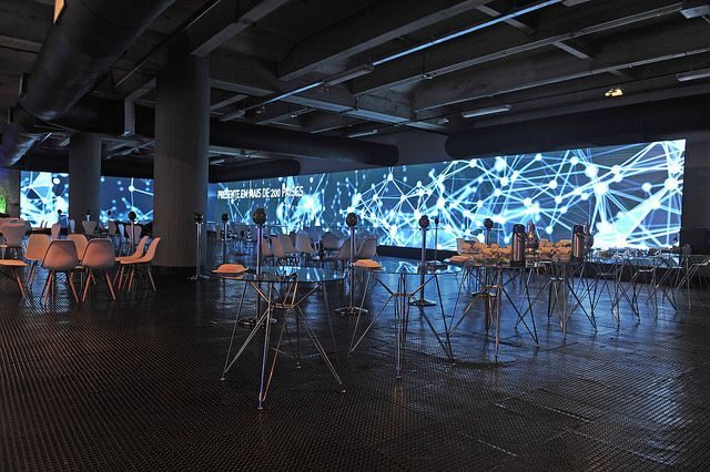 Painel de LED ultrawide em ambiente de evento