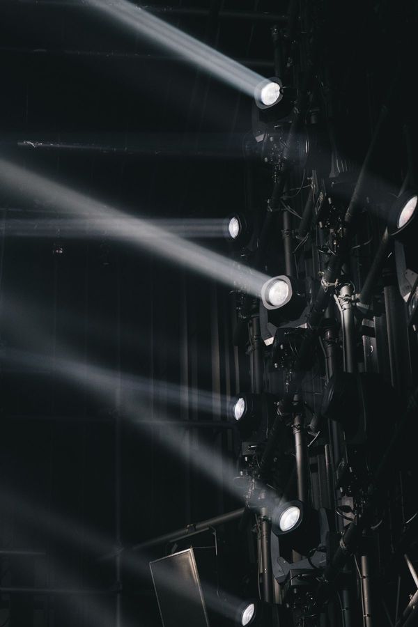 Moving heads projetando fachos de luz