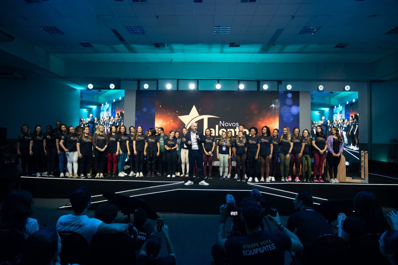Palco com painéis de LED, iluminação e público