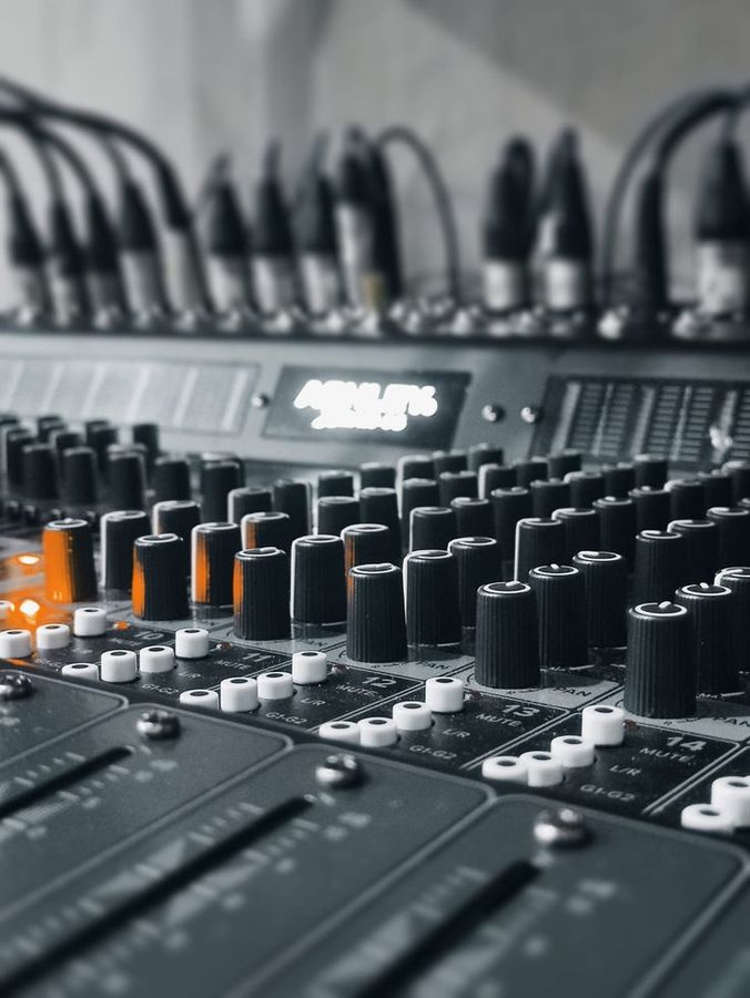 Mesa de som com cabos XLR conectados