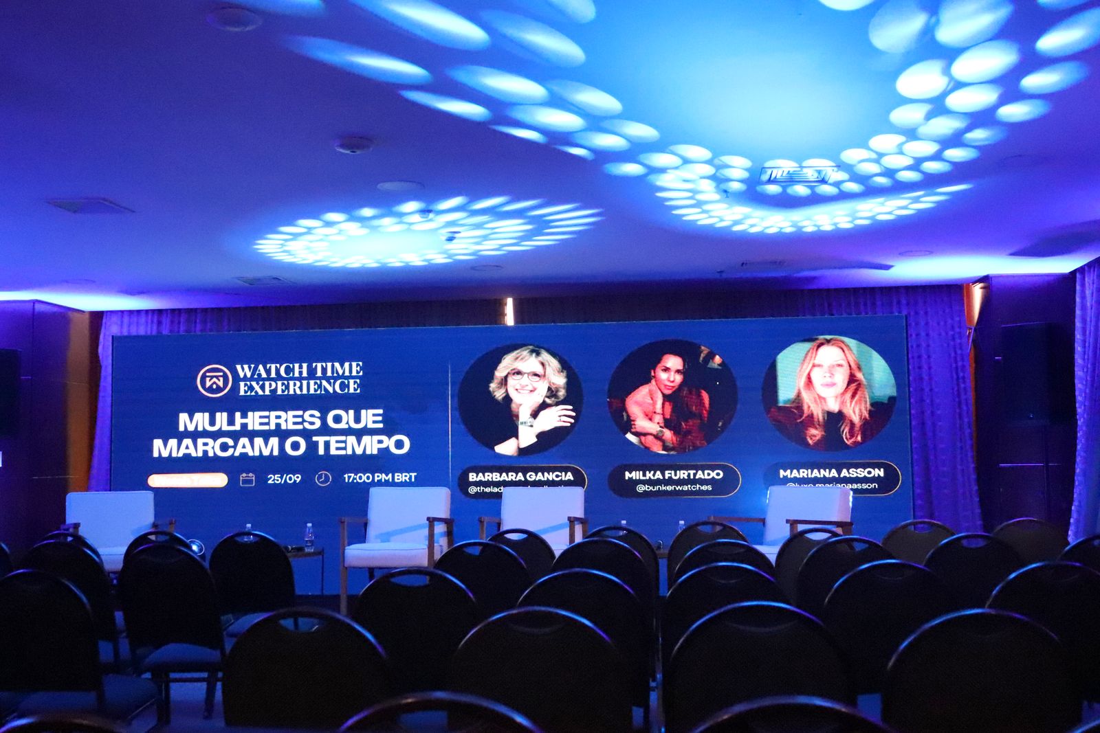 Painel de LED e iluminação cênica em plenária
